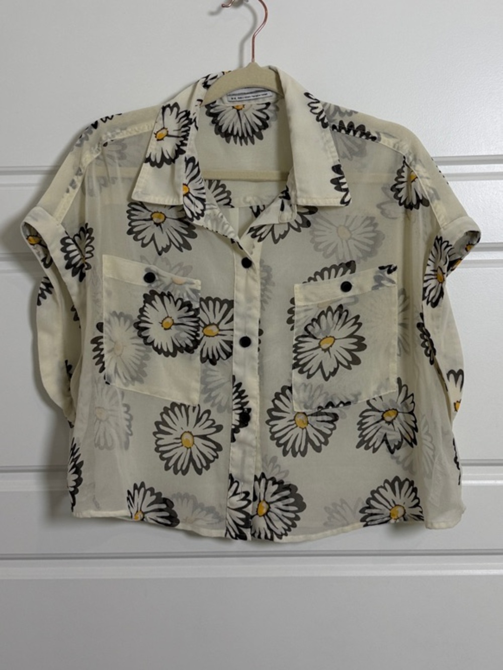 Urban Outfitters Cream Daisy Print Button-Up Shirt Size M
